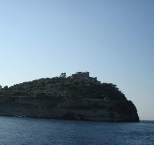 20. Арагонский замок стоит на отдельном острове - фото 6