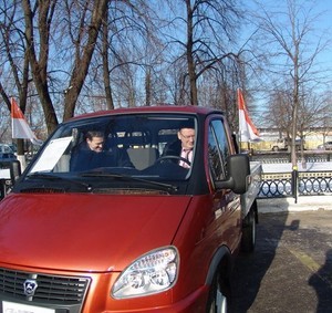 Министр промышленности и инноваций Нижегородской области Николай Сатаев за рулем новой ГАЗели - фото 4