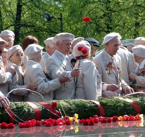 Ветераны возложили цветы к Вечному огню в Кремле - фото 18