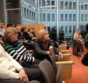 Журналисты немецких СМИ задают вопросы на федеральной пресс-конференции - фото 3