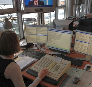 Сотрудник отдела мониторинга пресс-службы Федерального правительства Германии за работой - фото 11