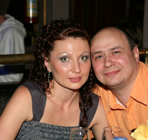 Помощник тренера Александр Чадов с супругой - фото 16