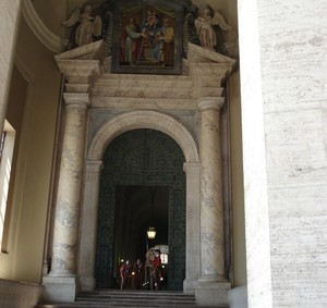 41. Вход в покои Папы охраняют швейцарские гвардейцы - фото 3