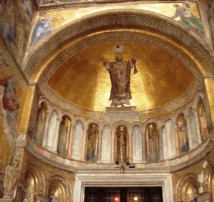 Собор внутри полностью покрыт сусальным золотом - фото 1