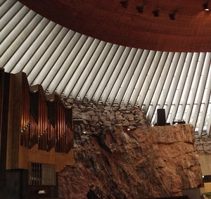 Эта церковь в скале – одна из самых значимых достопримечательностей Хельсинки - фото 35