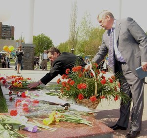 В.Булавинов возложил цветы к мемориалу на пл. Жукова - фото 19