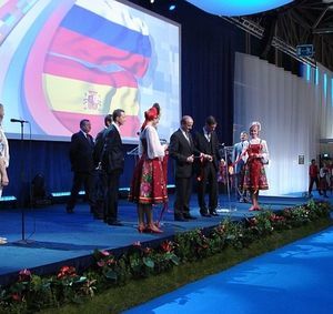 Вице-премьер России Александр Жуков перерезает символическую ленту - фото 24
