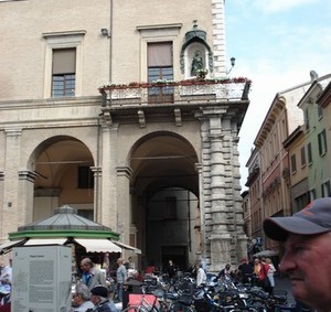 Большая часть итальянцев ездит на велосипедах - фото 1