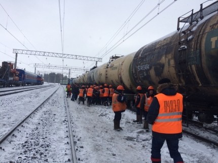 Более 200 человек ликвидировали сход с рельсов 19 грузовых вагонов на станции Мулянка в Пермском крае