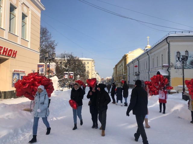Воздушные шары в виде сердец  раздают в центре Нижнего Новгорода в День всех влюбленных