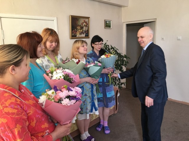Михаил Мухин посетил Арзамасский родильный дом и поздравил женщин с праздником 8 марта