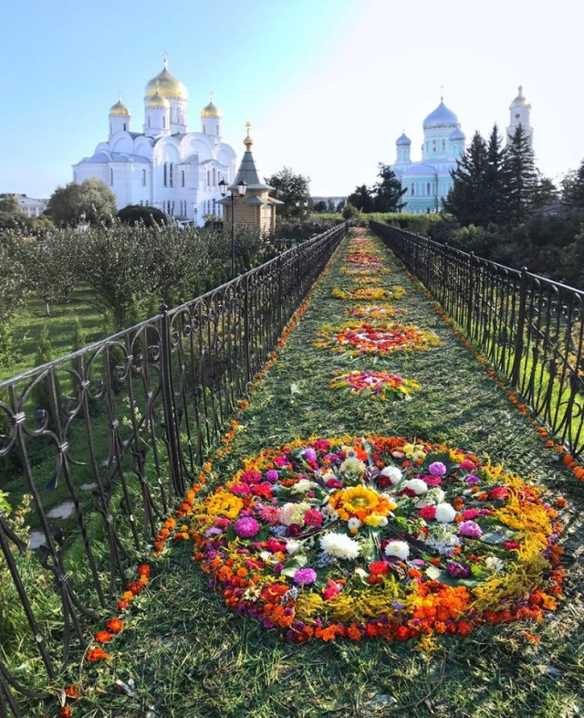 Защищающую от антихриста "Святую канавку" в Дивееве Нижегородской области паломники украсили тысячами цветов