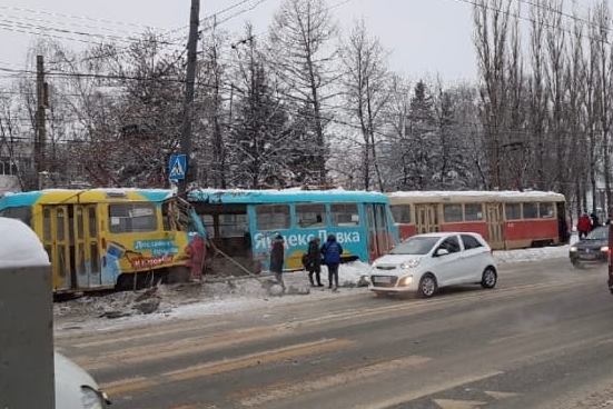 Светофор у метро "Буревестник" починили после ДТП с трамваем