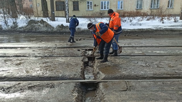 Сотрудники "Нижегородэлектротранса" готовят траншеи для отвода талых вод