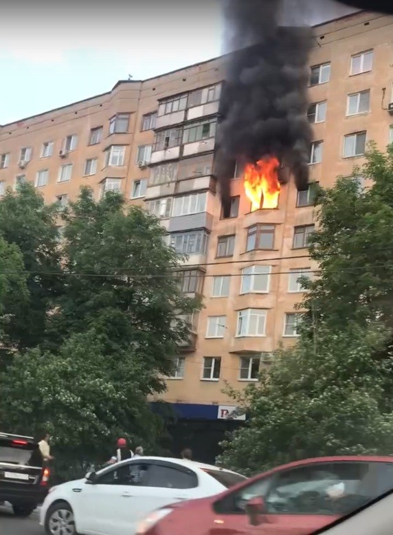 Четыре женщины пострадали при пожаре в многоэтажке на ул. Октябрьской Революции в Нижнем Новгороде (ВИДЕО)