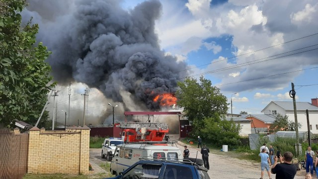 Пожару на складе полиэтилена в Дзержинске Нижегородской области присвоен ранг опасности №3 (ВИДЕО) 
