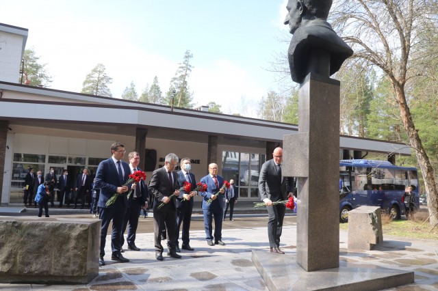 Дмитрий Чернышенко возложил цветы к памятнику академика Юлия Харитона в Сарове