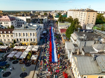 Нижегородцы пронесли 100-метровый флаг в День России