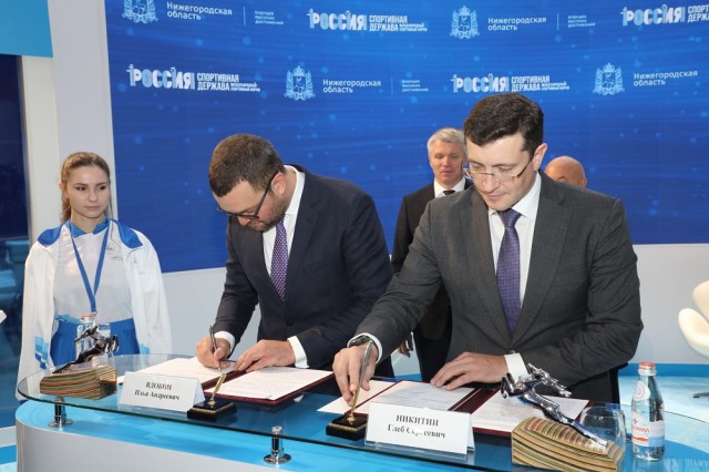 Глеб Никитин и президент Федерации скейтбординга России Илья Вдовин подписали соглашение о сотрудничестве