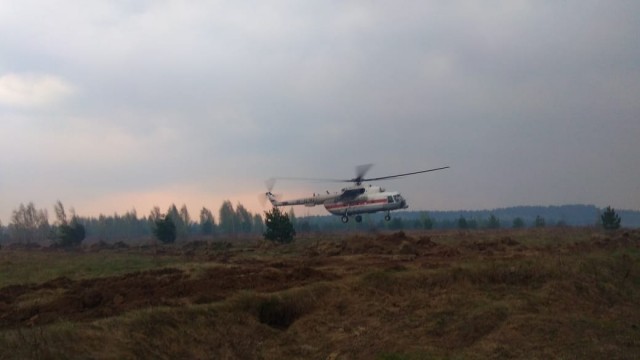 Вертолет задействовали в тушении пожара сухой травы в Навашинском районе Нижегородской области 27 апреля