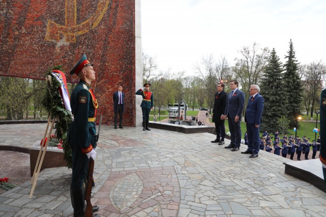 Губернатор возложил венок к Вечному огню в Автозаводском районе Нижнего Новгорода