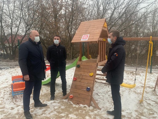 Две новые детские площадки появились в Кстовском районе благодаря ЛУКОЙЛу