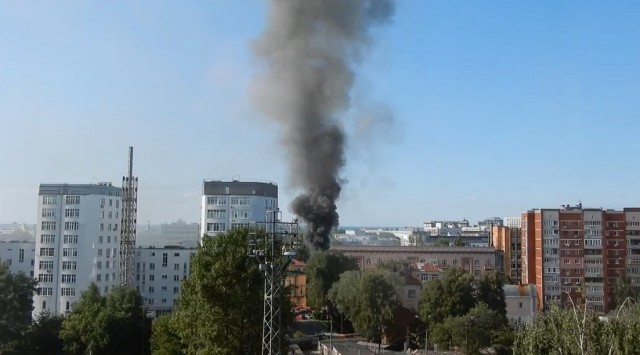 Здание на улице Ошарской загорелось в Нижнем Новгороде  (Видео)