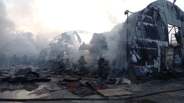 Обрушение ангара произошло при пожаре в Автозаводском районе Нижнего Новгорода (ВИДЕО)