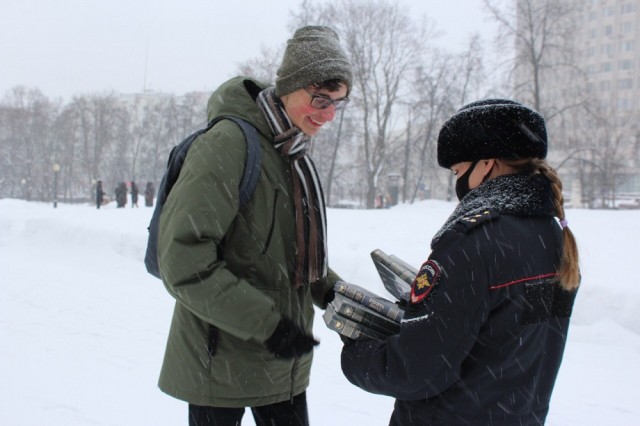 Полицейские дарили прохожим книги в центре Нижнего Новгорода