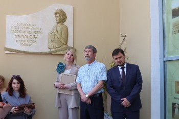 Мемориальная доска модельеру Надежде Ламановой установлена на фасаде ННГАСУ
