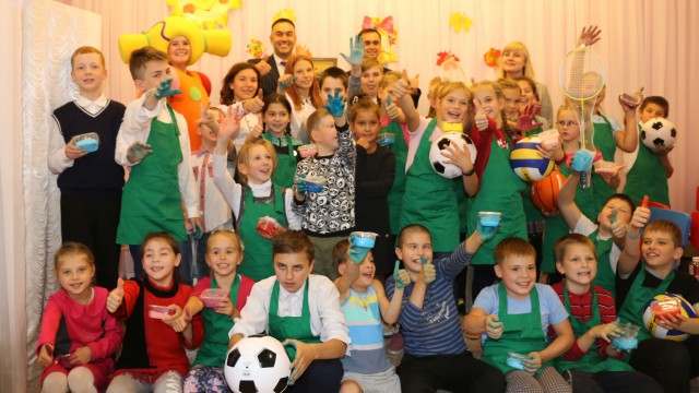 Сотрудники кинокомпании "Союз Маринс Групп" поздравили детей с началом учебного года
