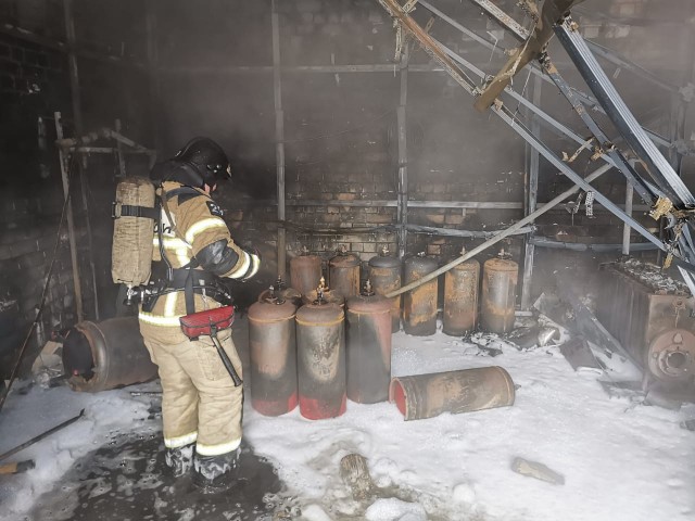 Пожарные предотвратили взрыв газовых баллонов с пропаном на производстве Нижнем Новгороде