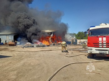 Пожар произошёл на складе вторсырья в Казани