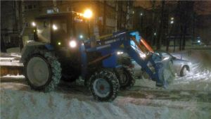 Более 30 единиц снегоуборочной техники и 420 рабочих приняло участие в уборке снега на дворовых территориях Ленского р-на Чебоксар