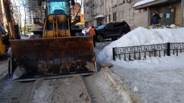 Почти 40 рабочих заняты на снегоуборочных работах в Советском районе