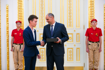 Денис Паслер наградил памятным знаком &quot;Золотая молодежь Оренбуржья&quot; 100 молодых оренбуржцев