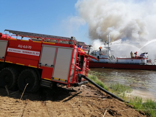 Более 20 человек привлечены к тушению пожара на теплоходе "Святая Русь" в Нижегородской области (ВИДЕО) 