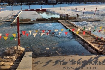&quot;Моржи&quot; в Нижнем Новгороде отпраздновали первый снег заплывом