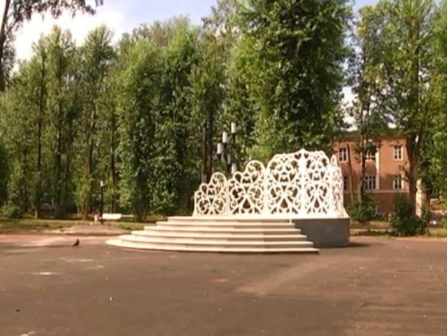 Сцена для свадебных регистраций и городских праздников появилась в лысковском парке