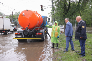 Администрации районов Нижнего Новгорода максимально задействуют людей и технику для оперативной откачки воды с улиц