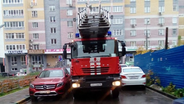 Нижегородские пожарные спасли повисшего на высоте 11 этажа мужчину