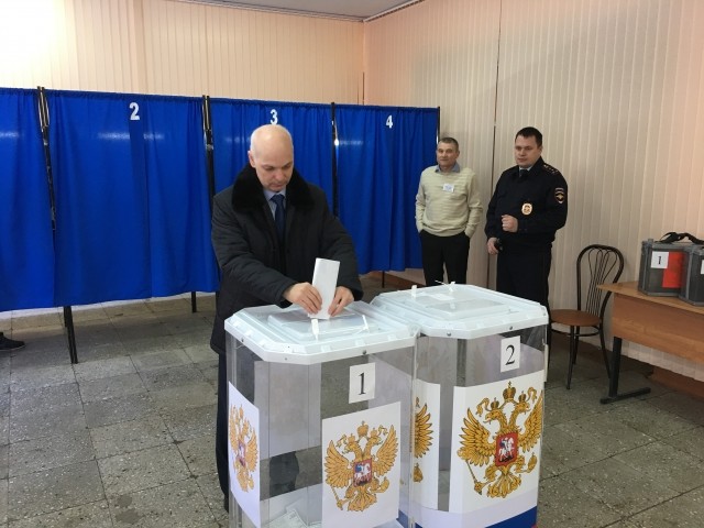 Мэр Михаил Мухин одним из первых посетил избирательный участок и проголосовал в Арзамасе Нижегородской области