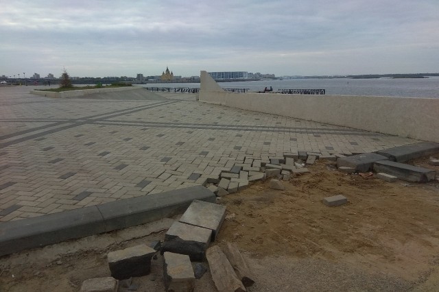 Брусчатка на отремонтированной в начале лета Нижне-Волжской набережной в Нижнем Новгороде уже начала разрушаться