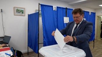 Глава Семенова Александр Песков выбрал голосование на избирательном участке