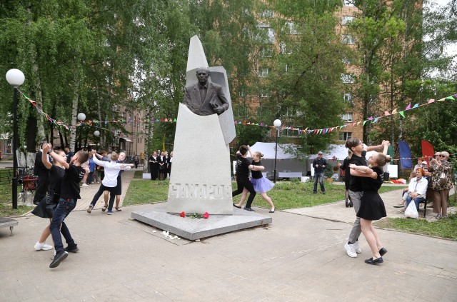 Литературный марафон "Лирика свободы" прошел у памятника Андрею Сахарову в Нижнем Новгороде