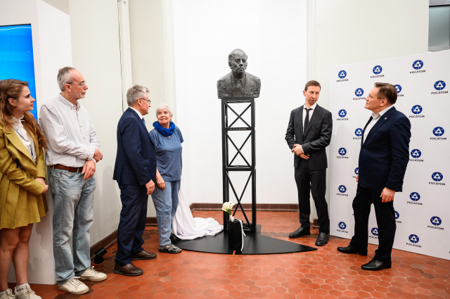 Памятник Андрею Сахарову открыли в нижегородской академии "Маяк"