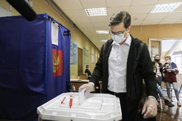 "Если жители хотят, чтобы у них был свой представитель, которому они доверяют, нужно прийти на выборы", - Юрий Шалабаев