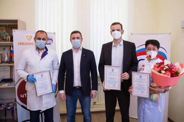 Волонтеры поздравляют нижегородских медиков с профессиональным праздником