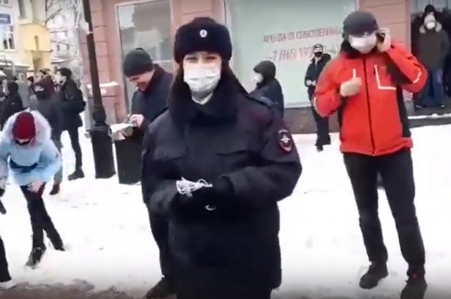 Полицейские раздали медицинские маски участникам несанкционированного митинга в Нижнем Новгороде (ВИДЕО)