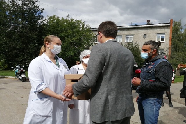 Медикам нижегородских COVID-госпиталей вручили сертификаты "Карта героя" 